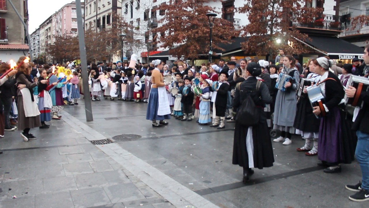 Herritarrak Olentzeroren zai egon dira Okendo plazan