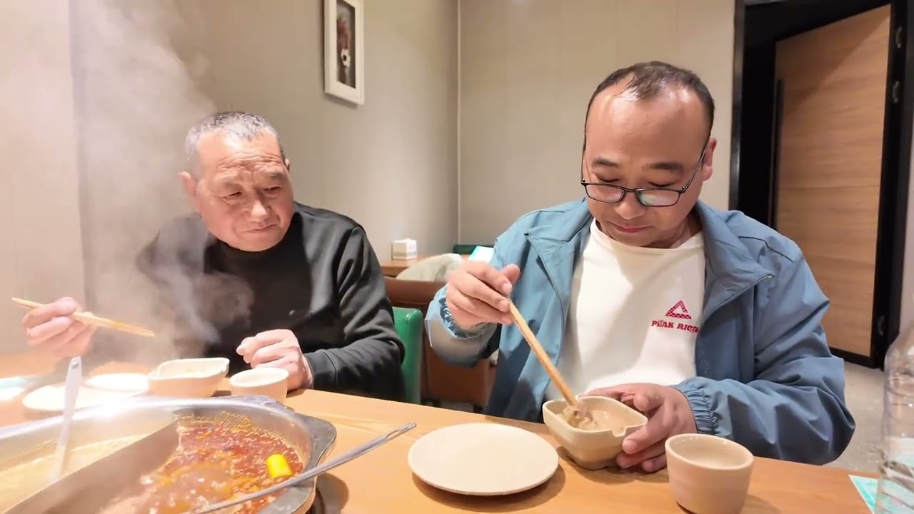 陪老爸逛商场买衣服，一家人去吃热腾腾的火锅，爷俩喝杯相好#vlog日常 #记录这一刻 #家人 #温馨画面