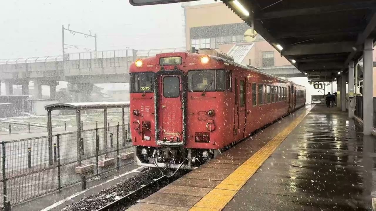 新高岡駅 雪が降りしきる中、キハ40が頑張って走行！