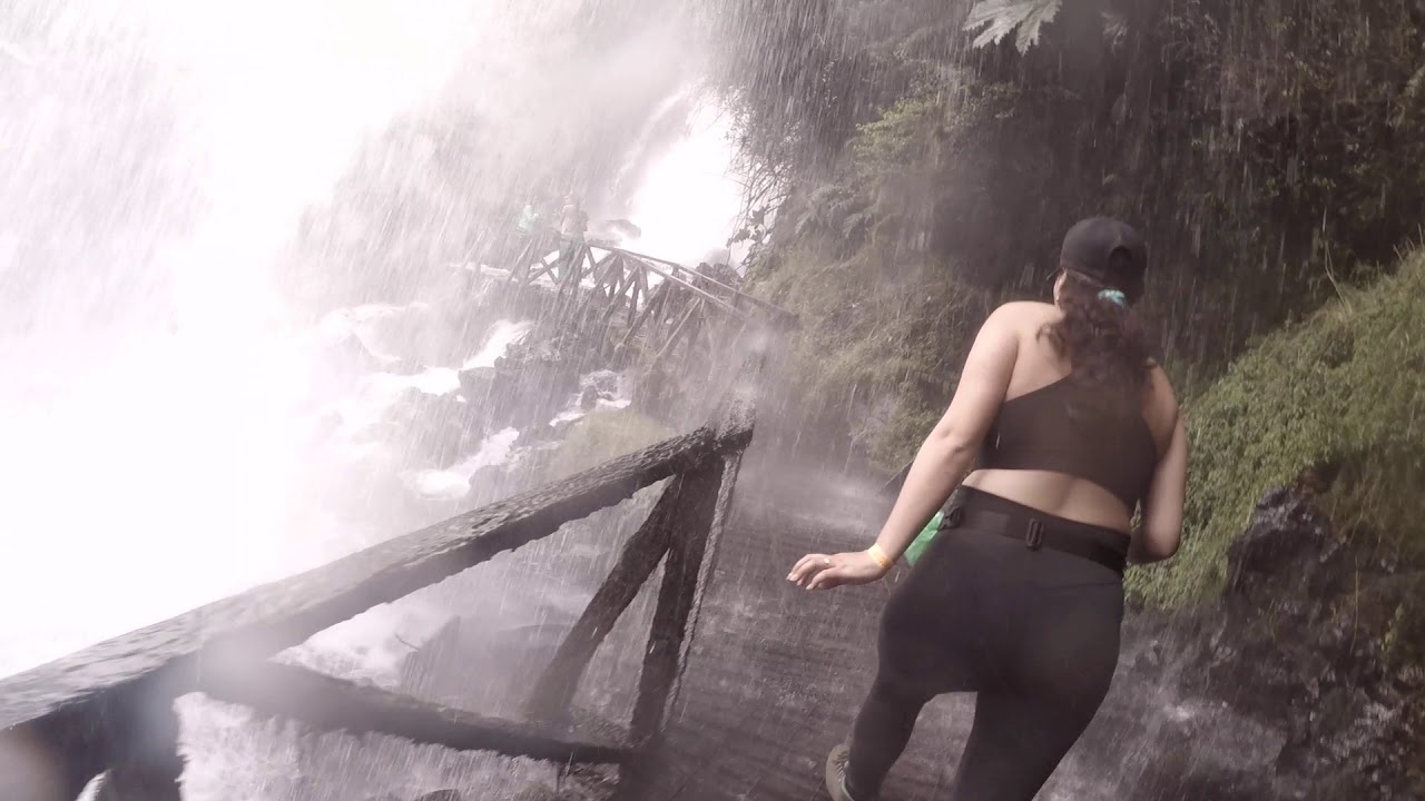 Pasar por atr&aacute;s de una cascada - Sendero Caverna Volc&aacute;nica - Huilo Huilo - Chile salto Llallalca