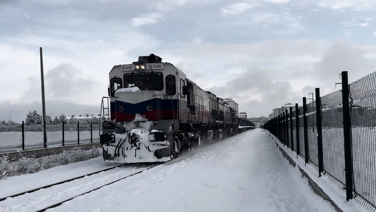 Karlı Havada Tren Rayında Yürüyüş 