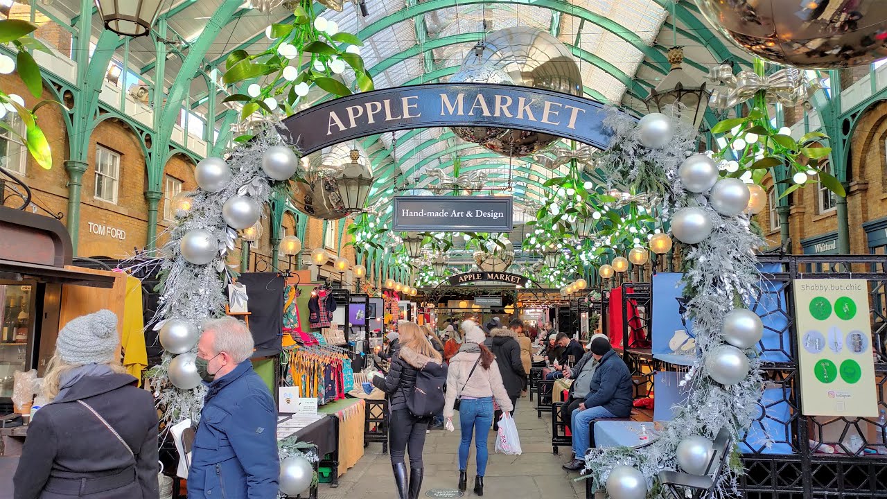 London Walk - Huge Crowds come to enjoy Christmas Celebrations in COVENT GARDEN and SEVEN DIALS