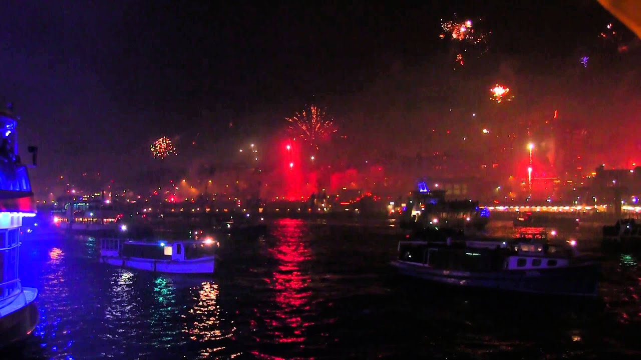 Silvesterfeuerwerk 2015/2016 in Hamburg - Impressionen von den Landungsbrücken