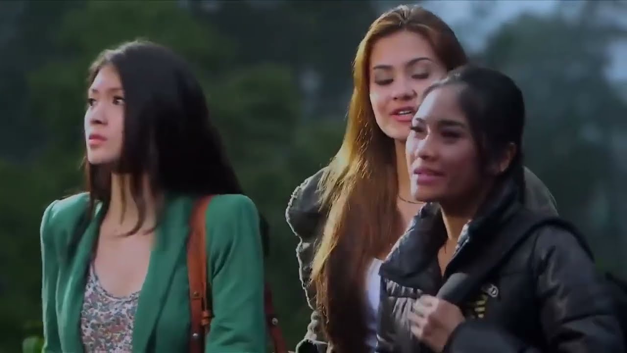 Disini Ada yang Mati  2013    Donita, Stuart Collin, Garneta Haruni, dan Tatiana Sivek Film