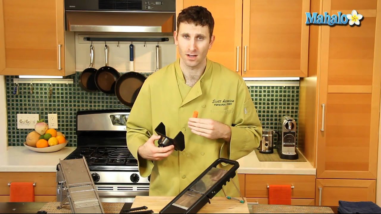 Как нарезать морковь соломкой с помощью мандолины