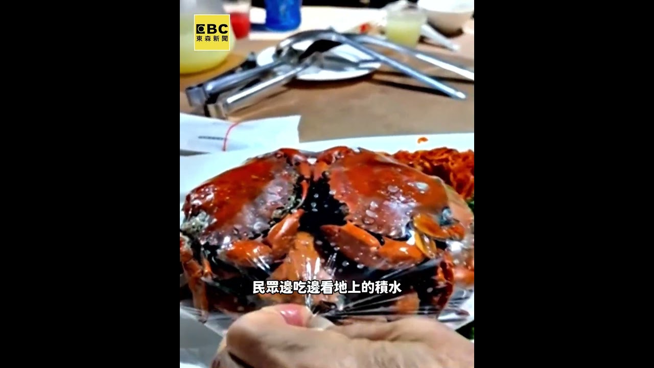 暴雨中吃內門辦桌！民眾撐傘吃「真正流水席」