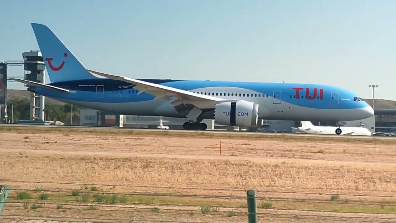 1 de Julio en el aeropuerto de Alicante Elche Miguel Hernández. 3 aviones de fuselaje ancho.