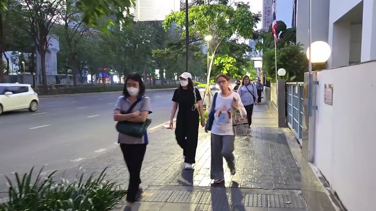 Chong Nonsi BTS to Patpong Night Market | Silom Night Walk & Street Food