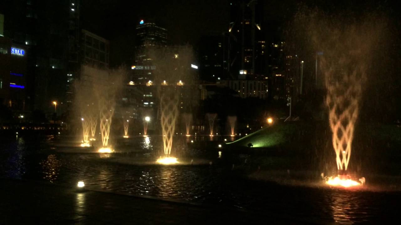 KLCC Petronas Musical Water Fountain Show