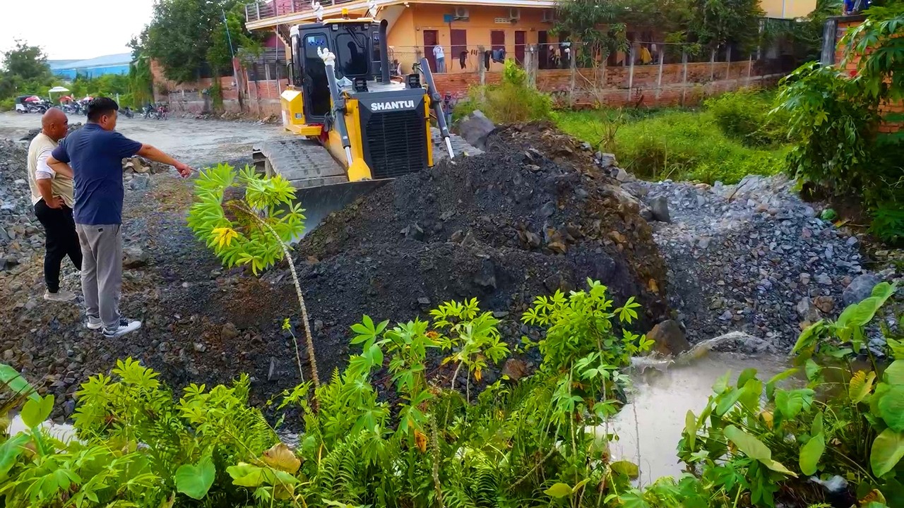 Nicely skill SHANTUI C3 pour stone delete pond grass to connect wall with dump truck Dungfeng 