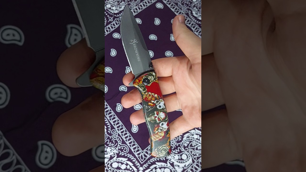 Knife with a skeleton head handle designknife