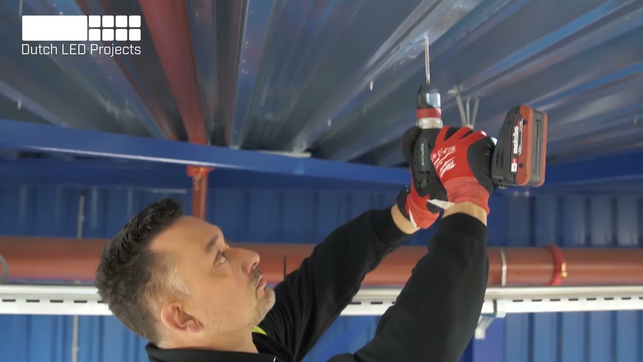 Installatie van led lichtlijnen bij Wildeman Storage & Logistics te Hoogezand.
