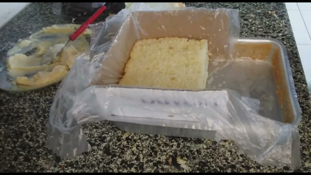 COMO PRENSAR UM BOLO ALTO EN UMA FORMA RETANGULAR BAIXA.