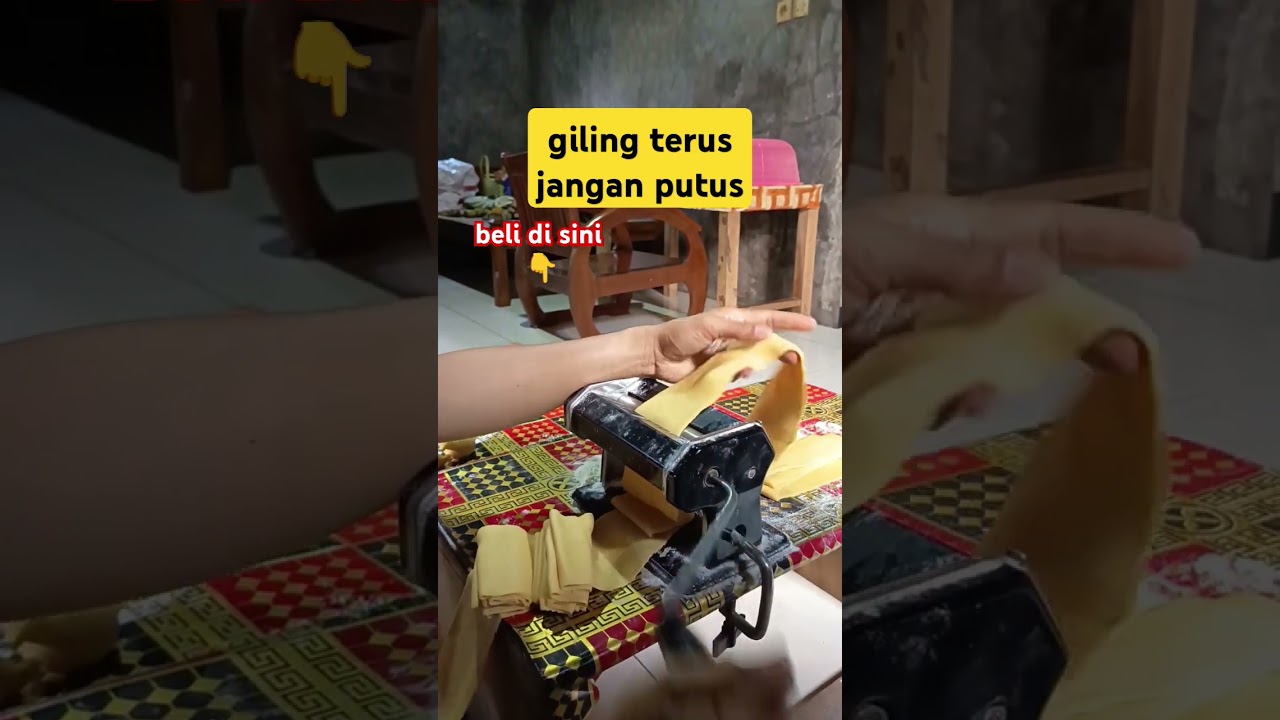 Proses Giling Adonan Kulit Molen Menggunakan Gilingan Mie
