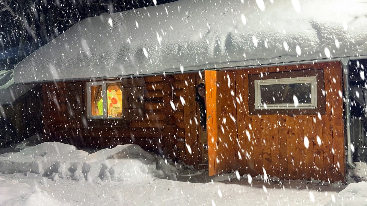 SURVIVED A SNOWSTORM IN A WARM CABIN. OUTSIDE IT WAS SNOWING, BUT INSIDE IT WAS +31°C.