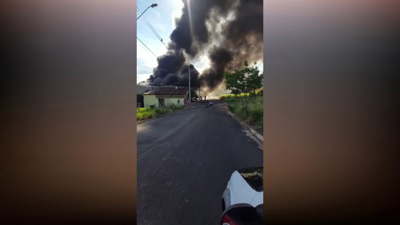 Inc&ecirc;ndio destr&oacute;i pr&eacute;dio no Jardim &Acirc;ngela Rosa; VEJA!