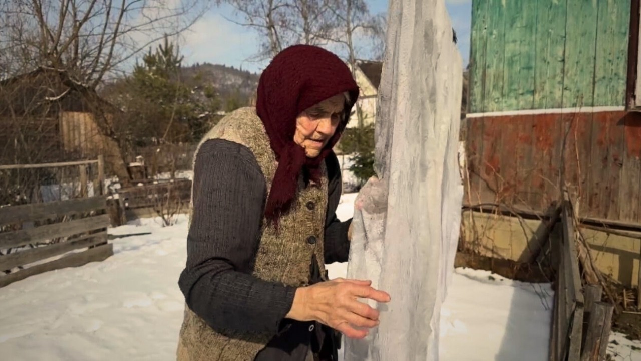 A Hard Winter Day of a Tireless Grandmother | Simple Village Lif