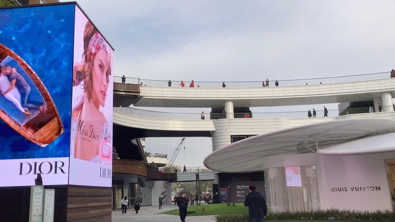 高端商场上海前滩太古里，开业1个月后，是什么样了