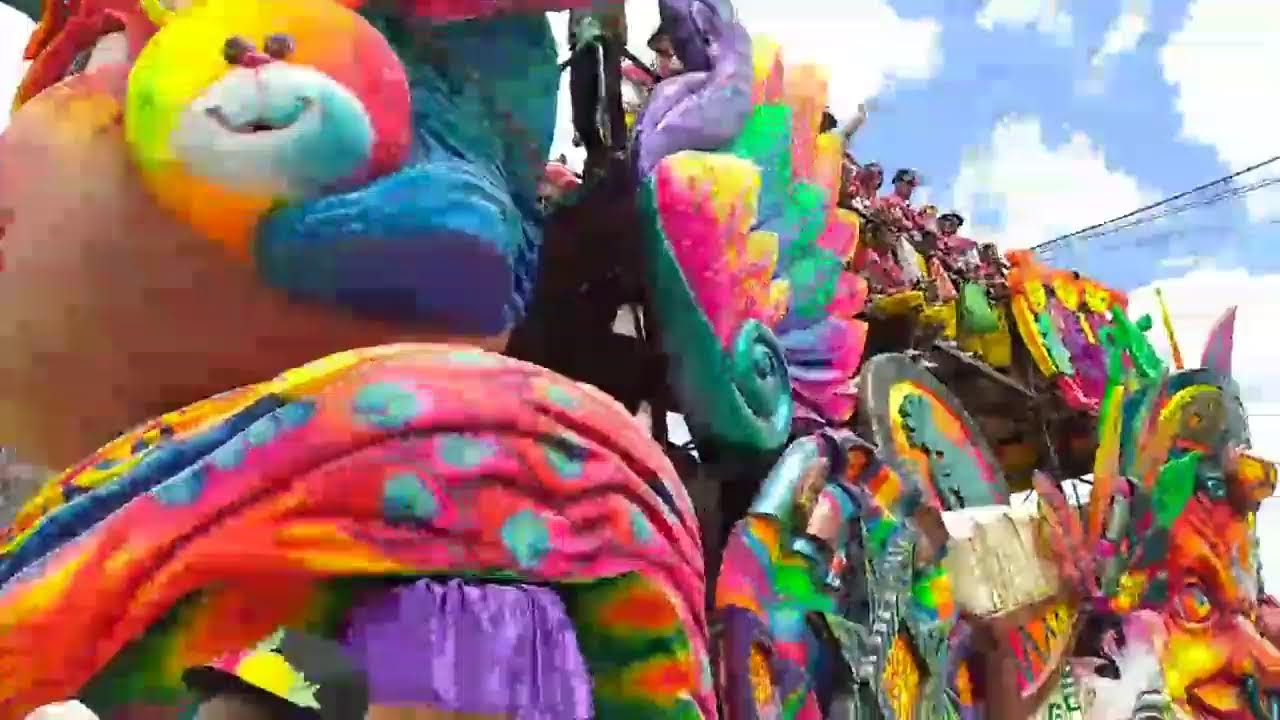 Comienza el desfile de Carrozas durante el Carnaval de Negros y Blancos.