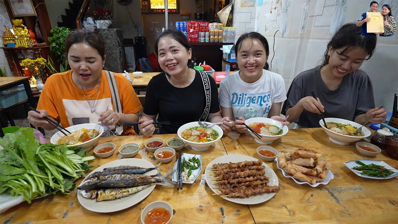 Đi Chợ Quảng Ngãi ăn toàn Đặc sản Miền Trung: Chả Ram Cá, Bún Cá, Don Bánh Đa, Hột vịt lộn 60 năm