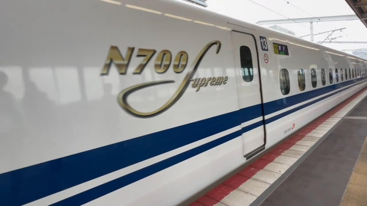 福山駅に到着する新幹線のぞみ128号（N700系）