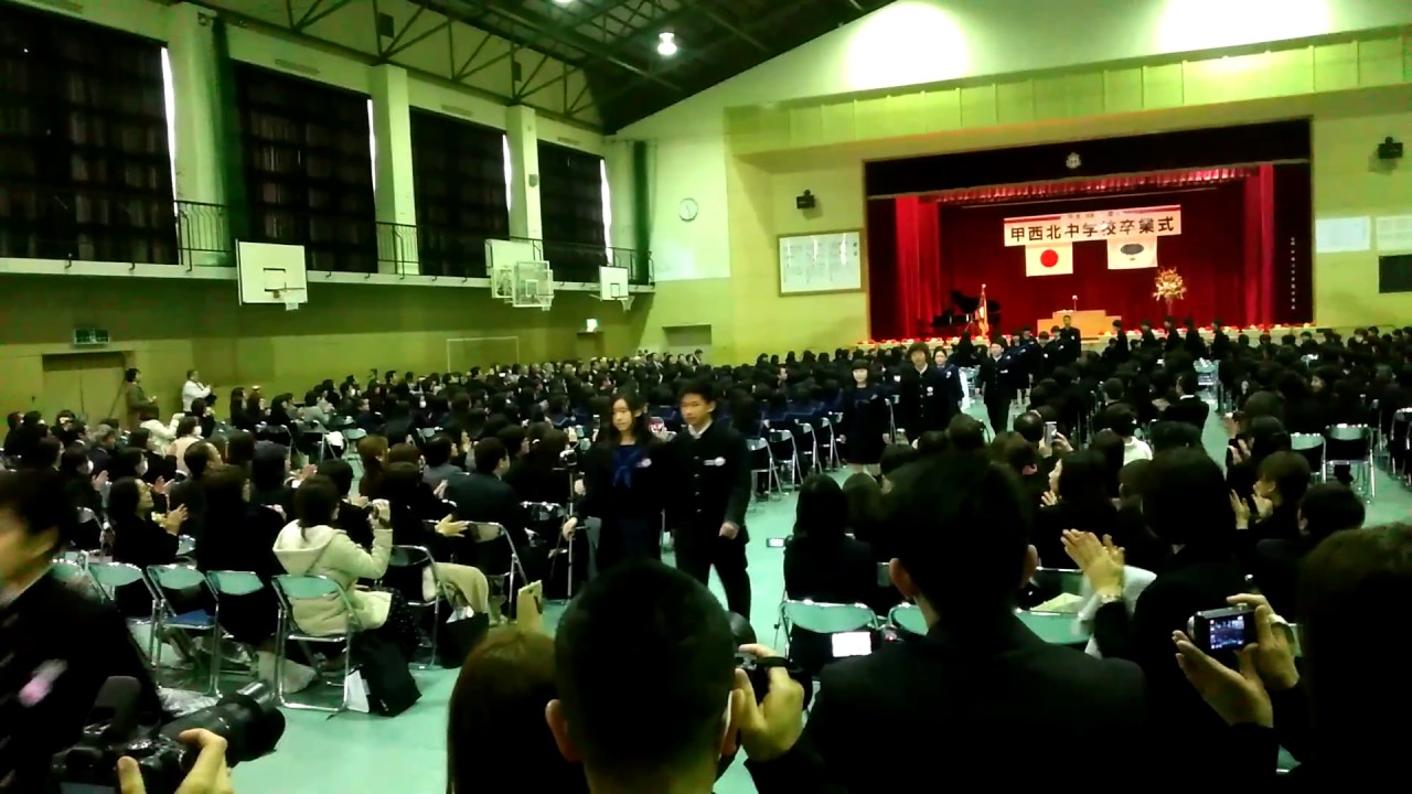 卒業生退場
