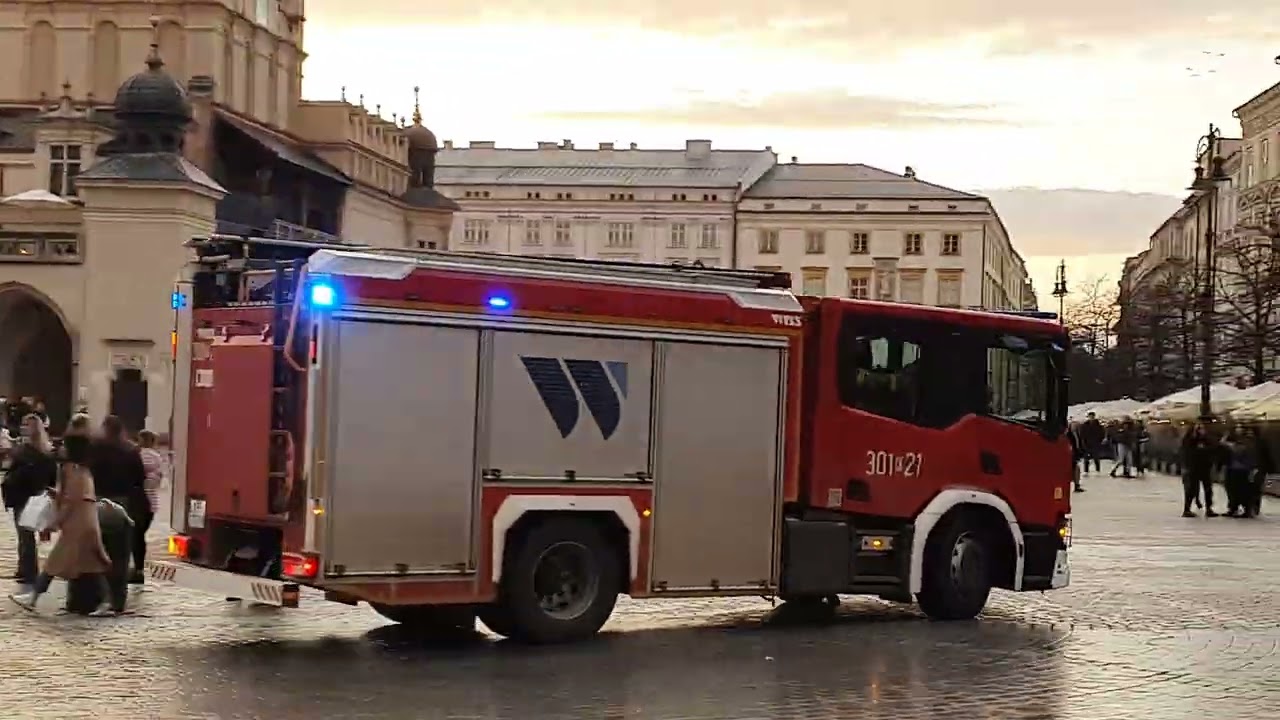 alarmowo 301[K]21 przez rynek w Krakowie