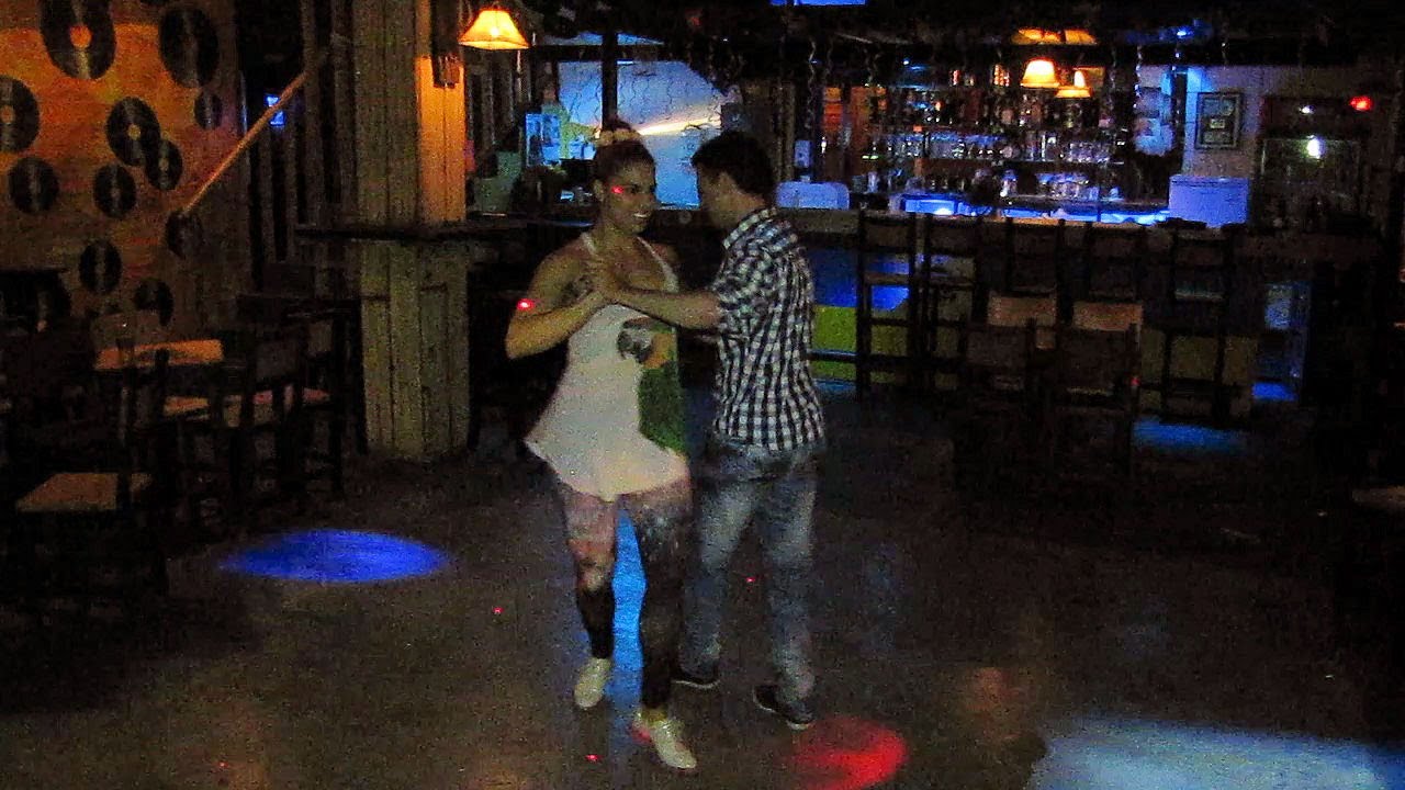 Estrella Fonda-Bar ~ Anny Atehortúa bailando Porro