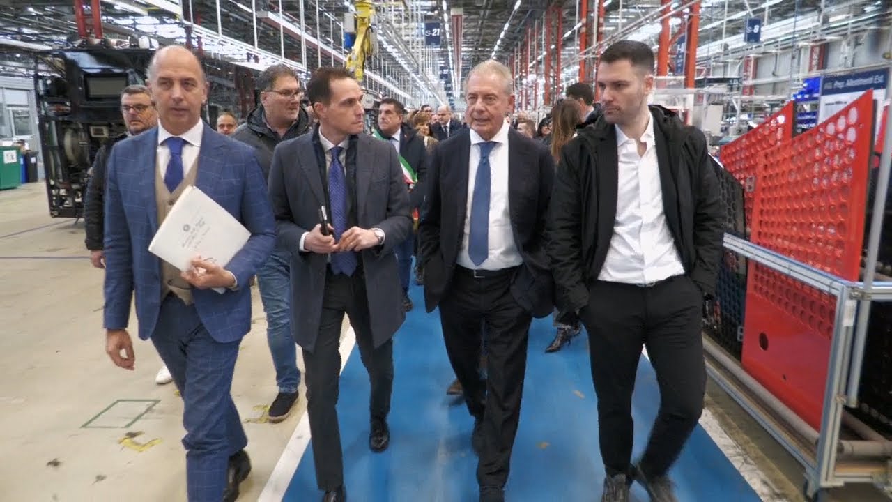 Urso rilancia il progetto bus, l’Italia avrà la sua azienda