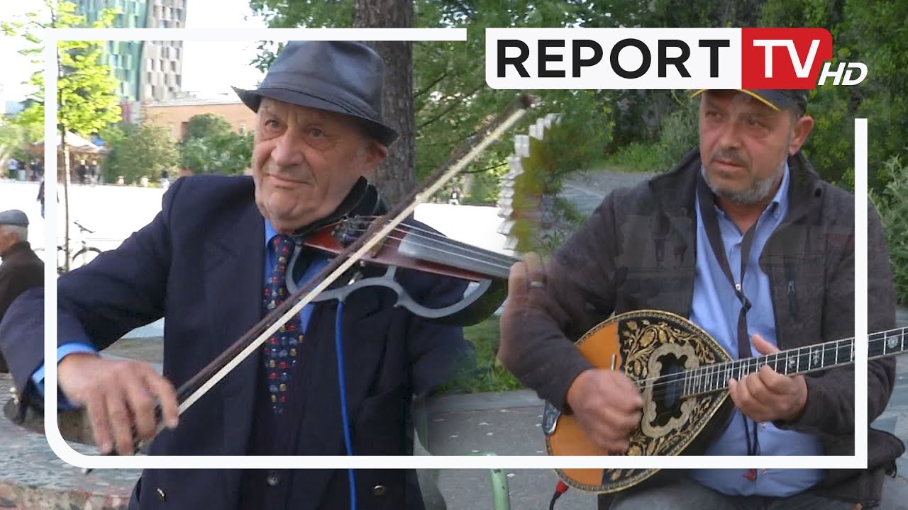 ‘U plaka me këtë instrument’! 80-vjeç, mjeshtri i violinës që performon në shesh me të birin