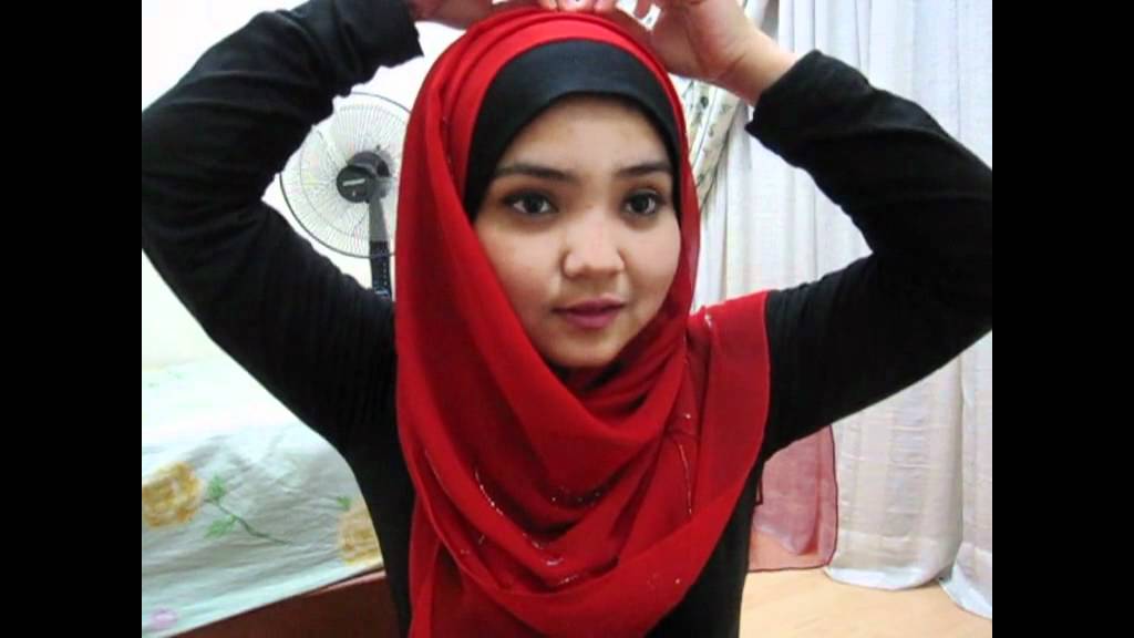 square scarf tutorial - reddish rounded scarf