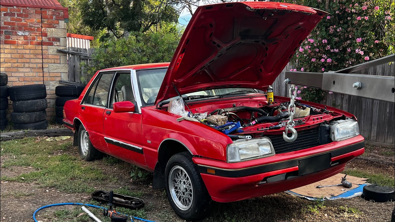XF Falcon Project we pull the head off to see what’s wrong with this old girl