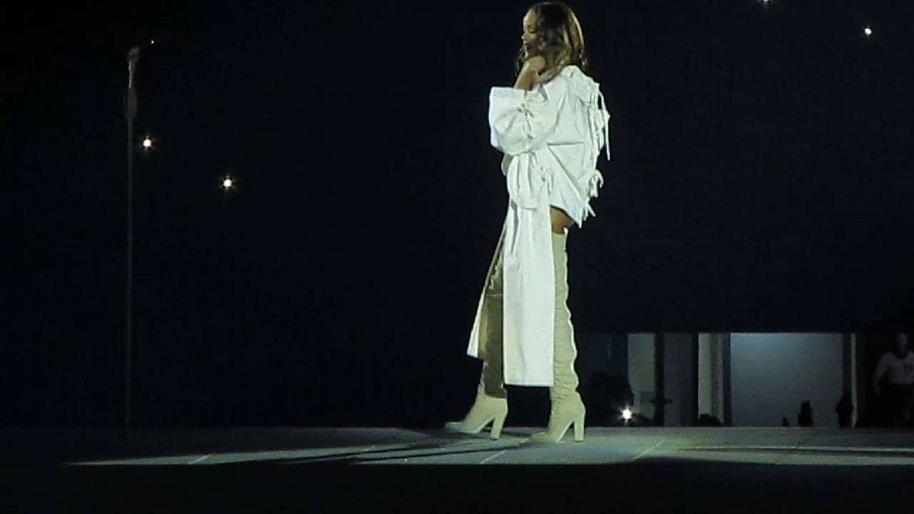 Rihanna | ANTI WORLD TOUR LILLE | Love The Way You Lie
