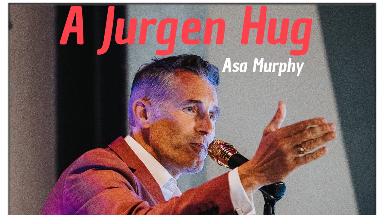 Asa Murphy sings &ldquo;a Jurgen Hug&rdquo;