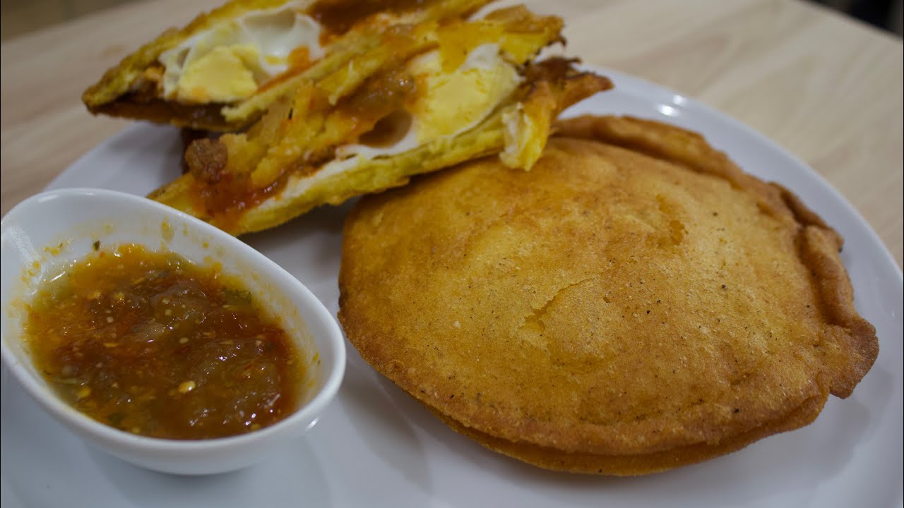 Arepas con huevo y pollo . En freidora de aire y fritas.