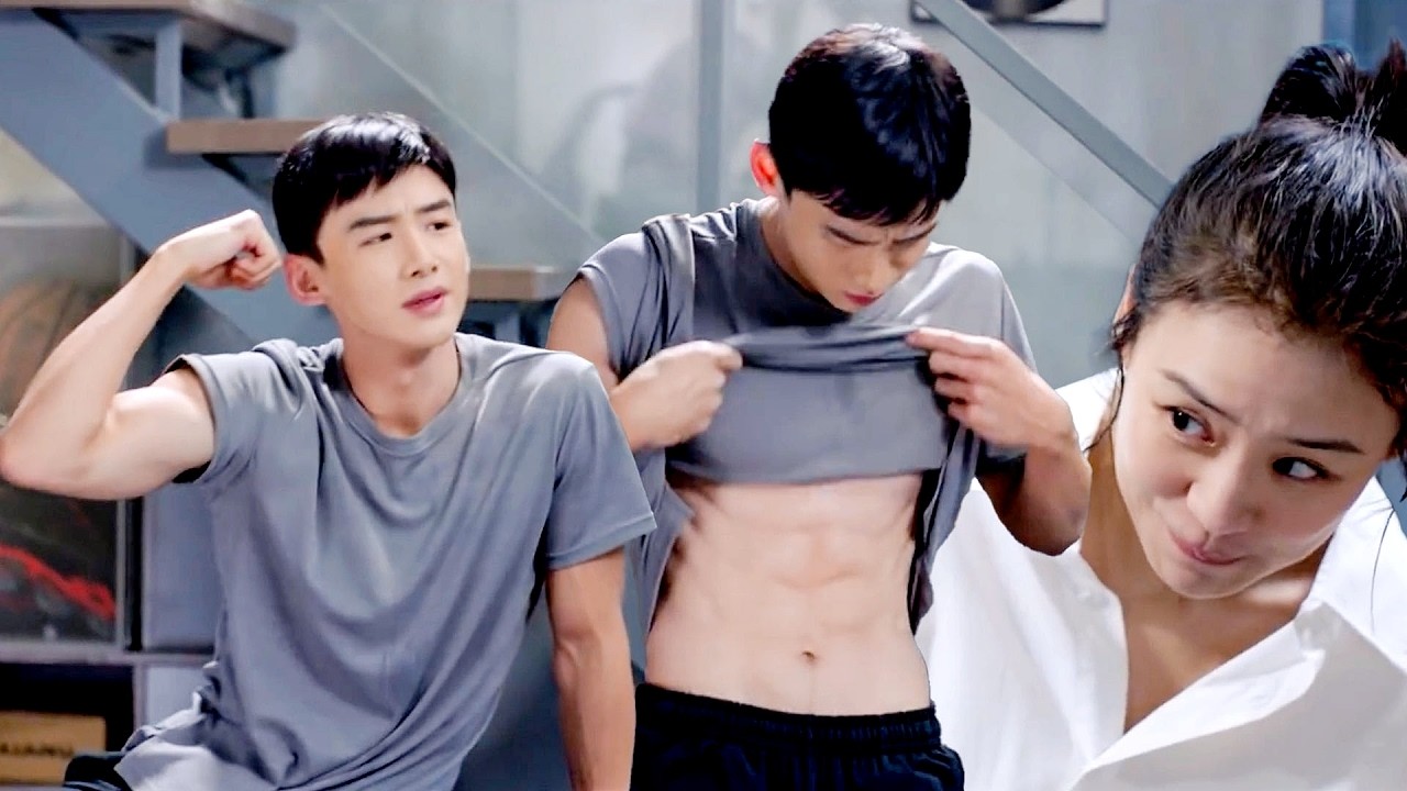 His SWAT boyfriend shows off his muscles—she acts calm but secretly stares nonstop!
