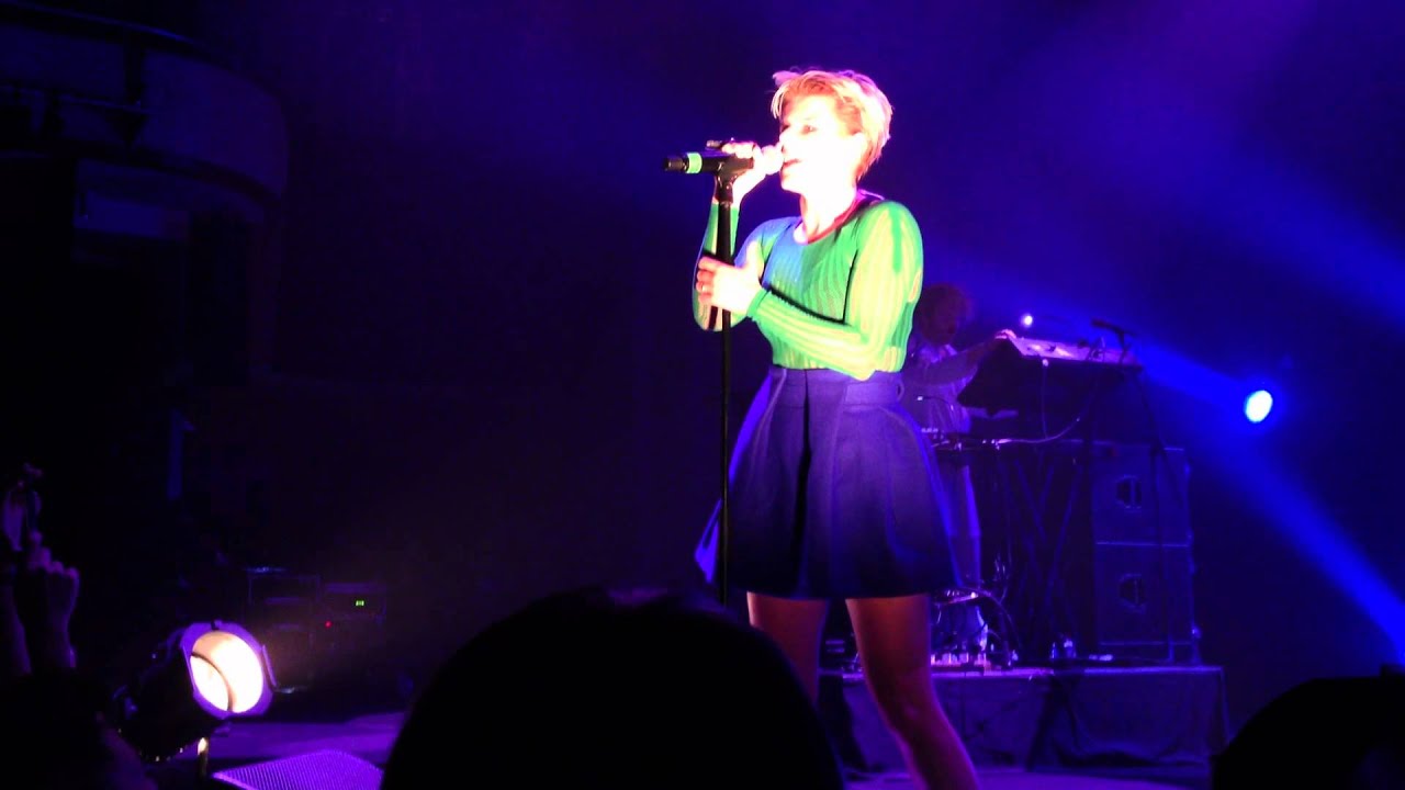 Robyn - Dancing On My Own - Live in Singapore 2012