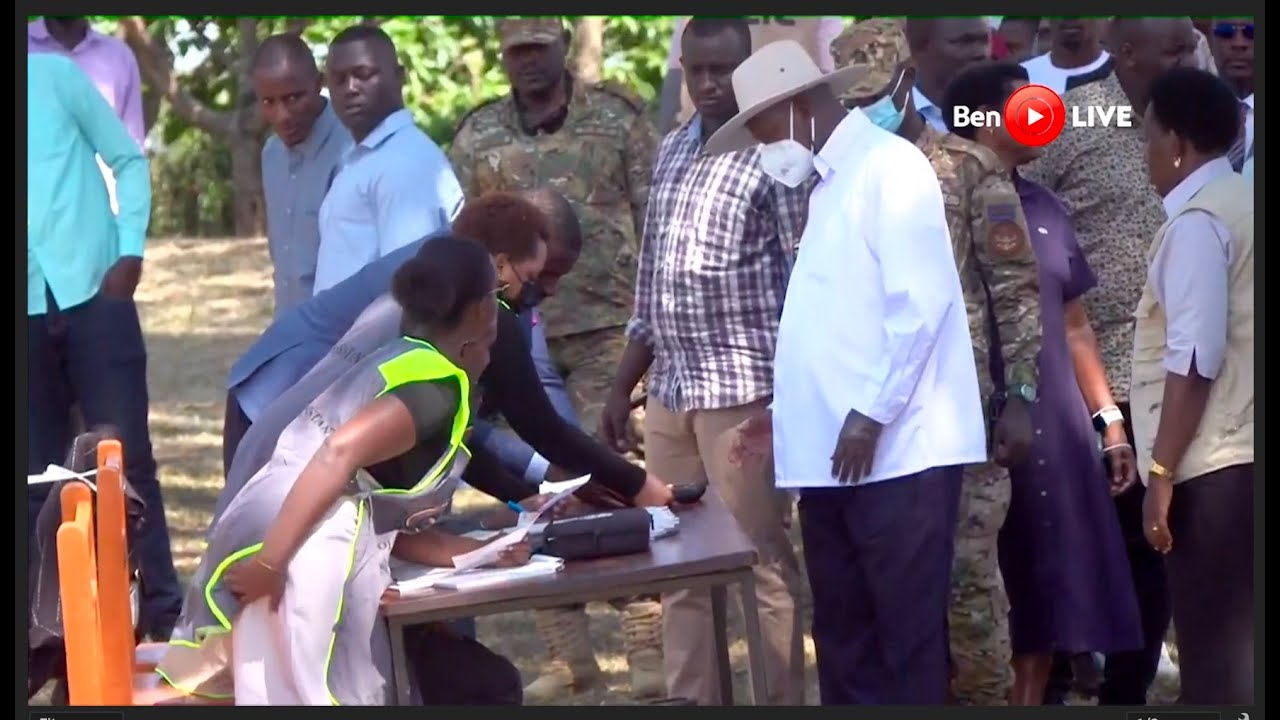 Museveni lined up to vote in Rwakitura