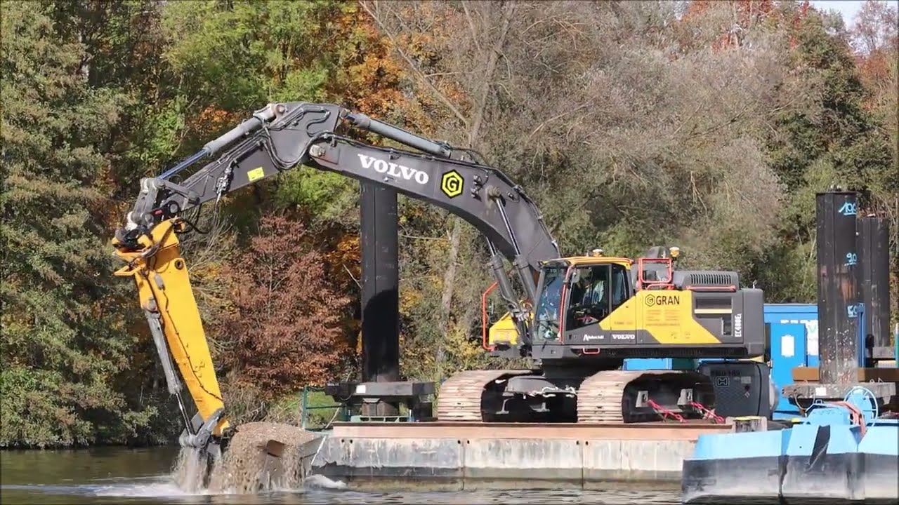 Volvo EC480E L with stick extension on a pontoon