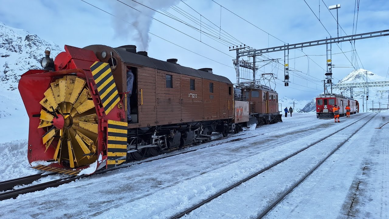 Xrot d 9213 Schleudert der Schnee vor de Drehschiebe in Ospizio Bernina ewäg
