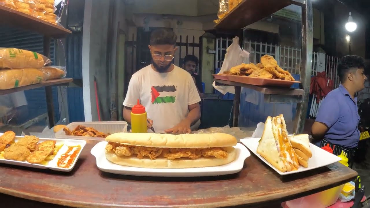 Sri Lankan Street Burgers at Colombo Aluthkade Street Food Market | Street Food Heaven in Sri Lanka