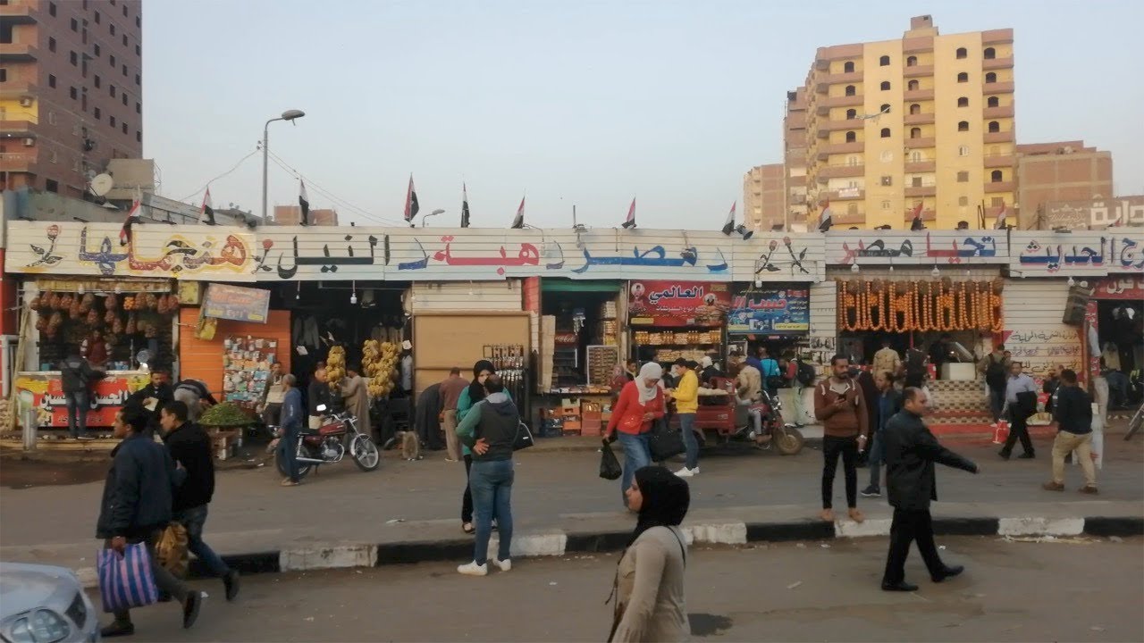 بائعون أمام محطة مترو المرج الجديدة بعد افتتاحها: 