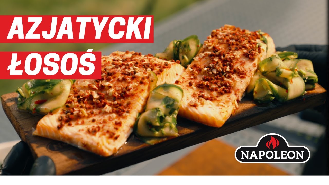 Grillowany łosoś na desce cedrowej z azjatycką mizerią