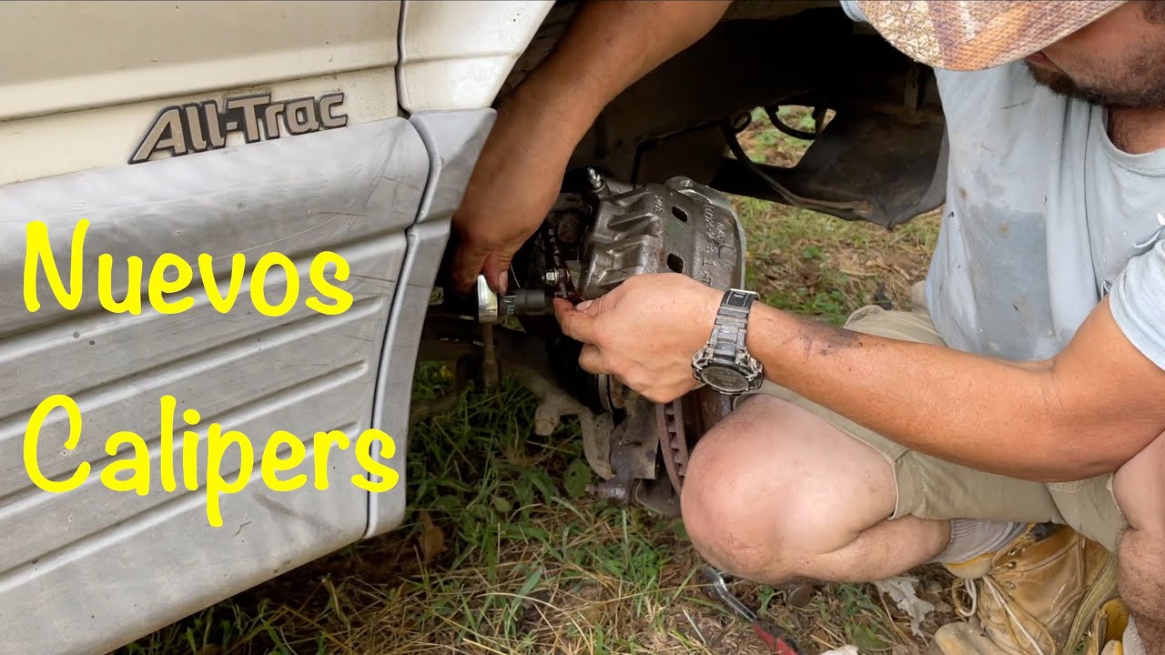 Poniendo nuevos calipers en un Toyota Previa de 1991