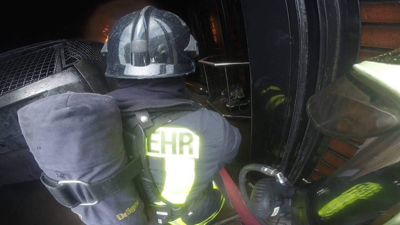 Brandbekämpfung im Feuerwehrübungshaus