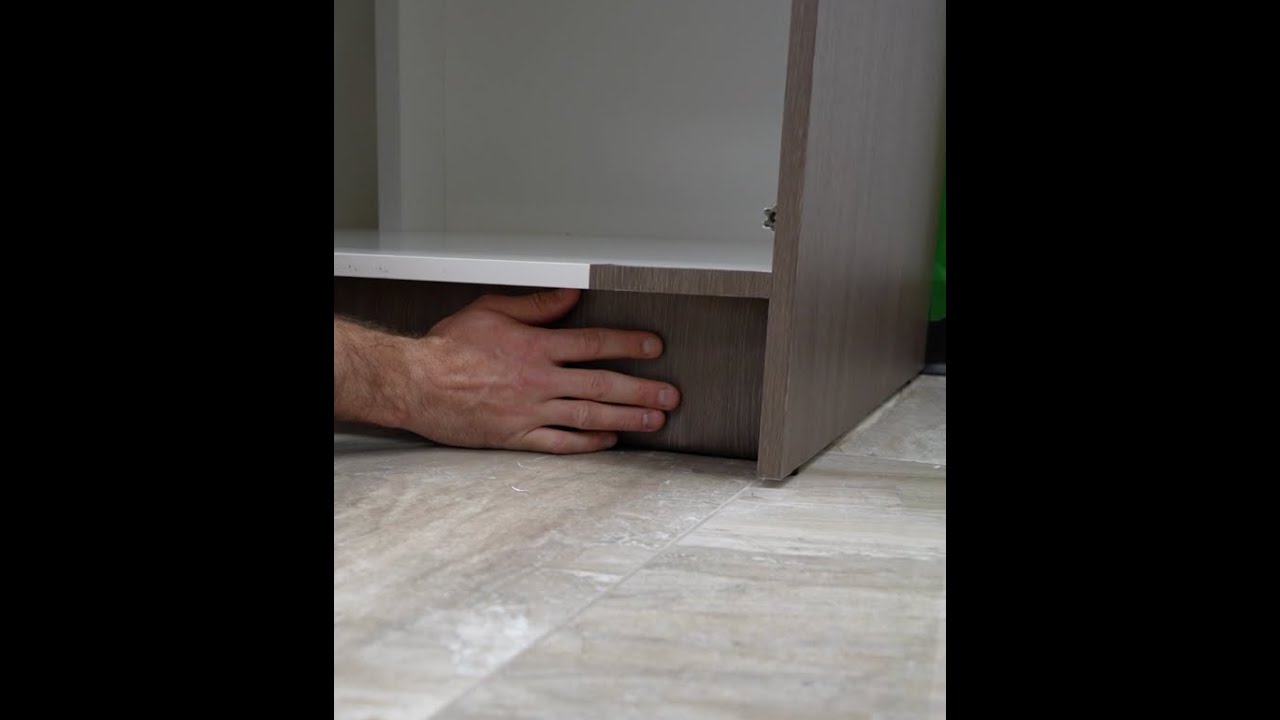 Comment installer un film adhésif sur un coup de pied d'armoire de cuisine - Tutoriel DIY