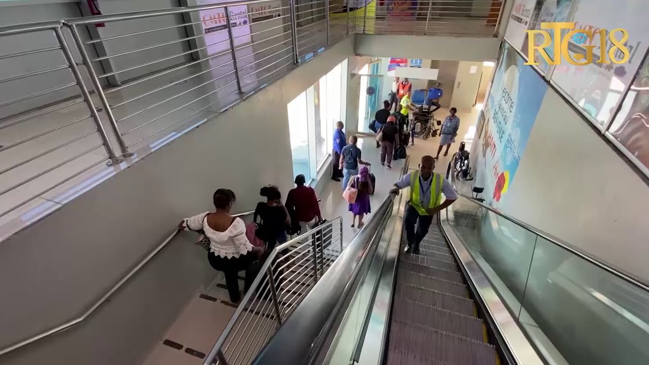 Aéroport International Toussaint Louverture- Plizyè pasaje kap kite peyi a pandan peryòd vakans