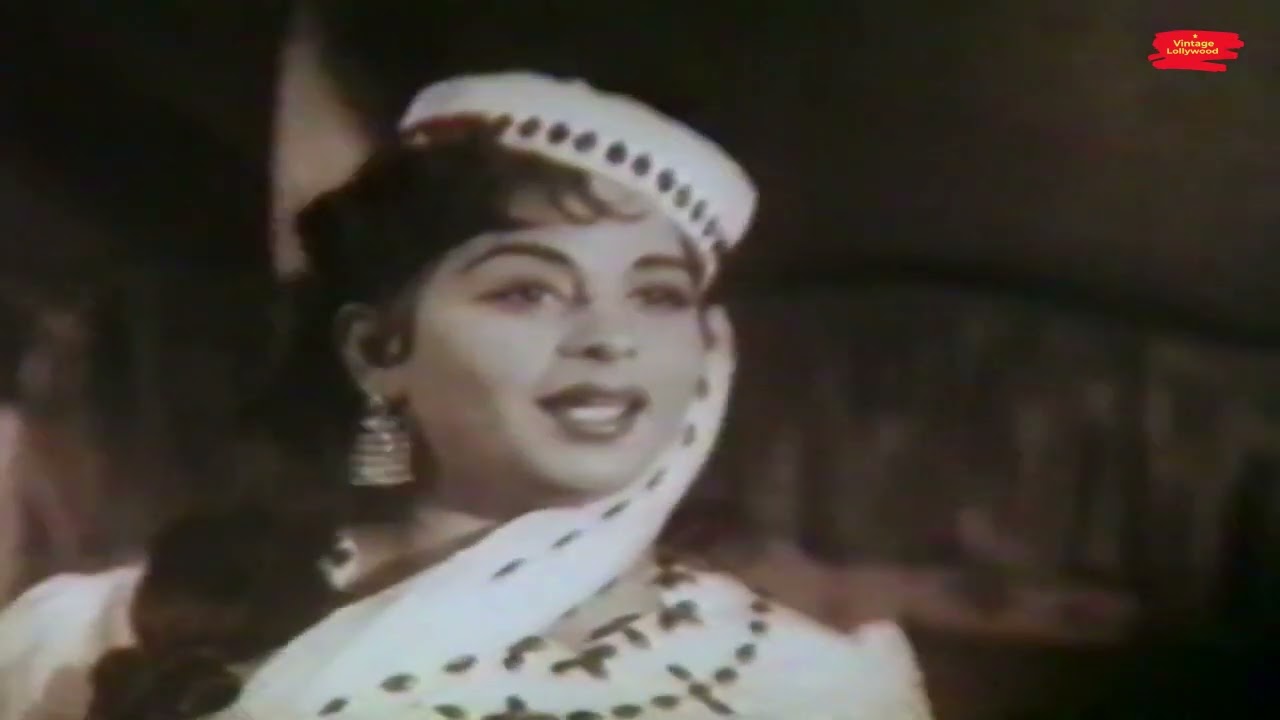 IK HALKI HALKI AAHAT HAI IK MEHKA MEHKA SAYA - IQBAL BANO - ISHQ E LAILA