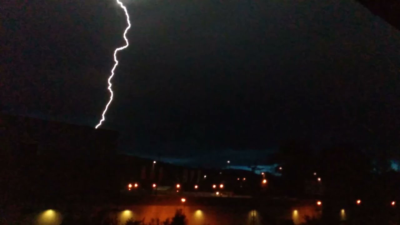 Gewitter mit Blitzeinschlag in Emmendingen.Unwetter/Wolkenfront am Anfang, Blitz und Donner am Ende