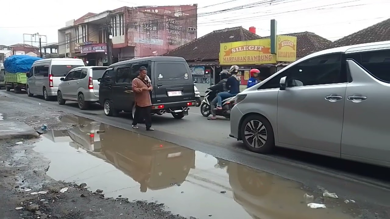 Mulai memanjang antrian kendaraan kena macet